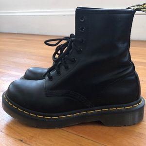 Black doc martens women’s size 6 classic boot